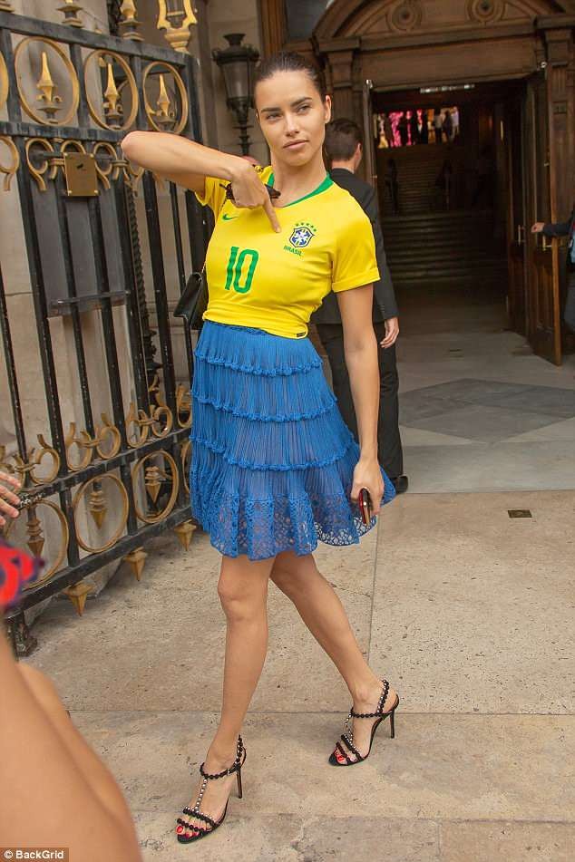 Thiên thần nội y Adriana Lima mặc áo số của Neymar xuống phố - ảnh 2