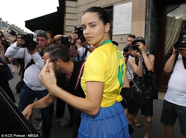 Thiên thần nội y Adriana Lima mặc áo số của Neymar xuống phố - ảnh 5