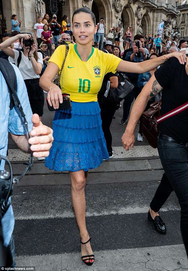Thiên thần nội y Adriana Lima mặc áo số của Neymar xuống phố - ảnh 6