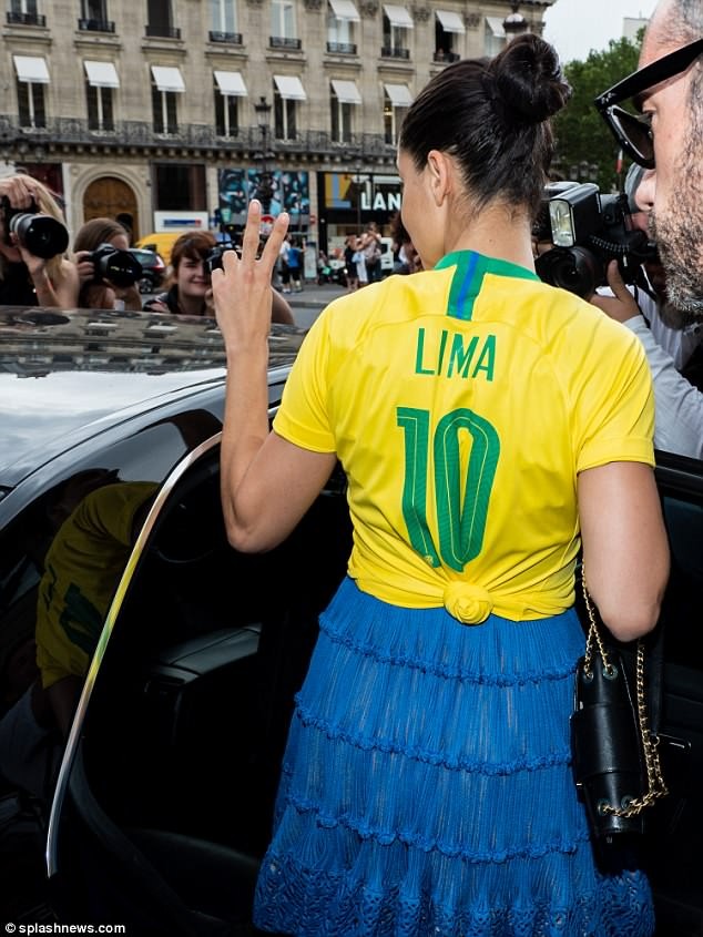 Thiên thần nội y Adriana Lima mặc áo số của Neymar xuống phố - ảnh 7