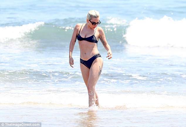 Lady Gaga diện bikini tình tứ ở biển cùng bạn trai hơn 17 tuổi - ảnh 3