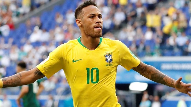 Thiên thần nội y Adriana Lima mặc áo số của Neymar xuống phố - ảnh 8