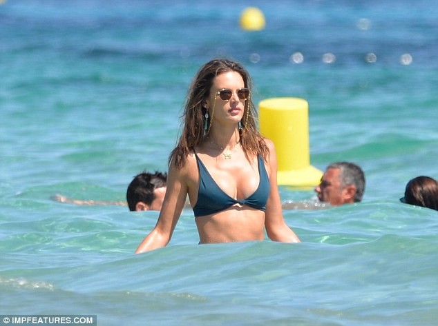 Alessandra Ambrosio cuốn hút mê hồn ở bãi biển thiên đường - ảnh 5