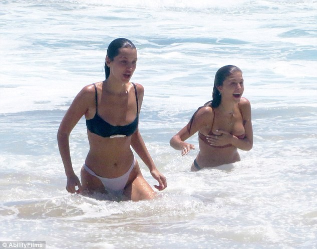 Bella Hadid thả dáng với bikini táo bạo ở Malibu - ảnh 4