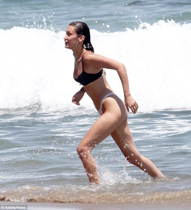 Bella Hadid thả dáng với bikini táo bạo ở Malibu - ảnh 5