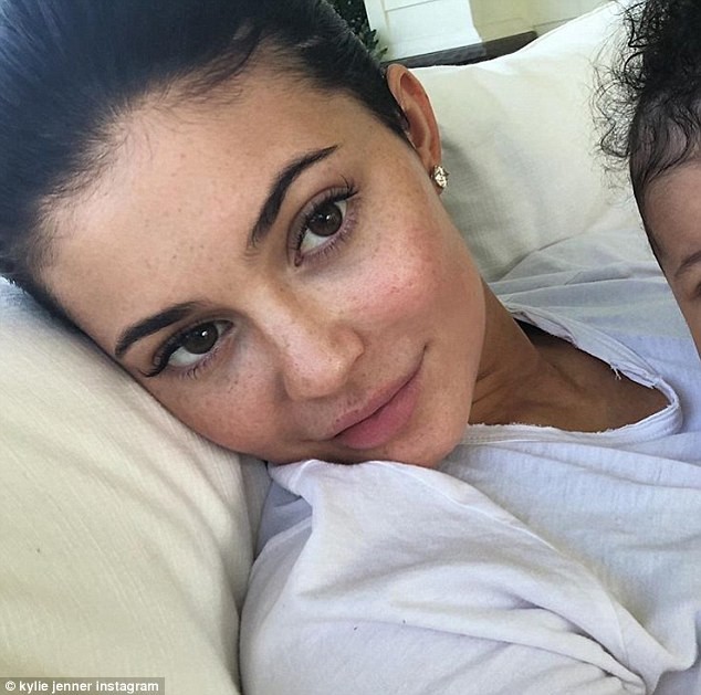 ‘Hot girl môi tều’ nhà Kardashian vẫn quyến rũ dù bỏ filler bơm môi - ảnh 9