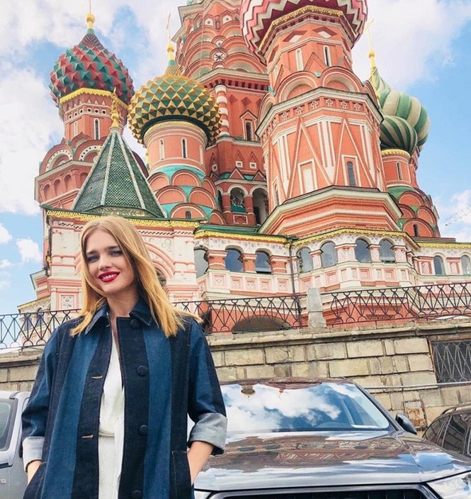 Siêu mẫu Nga Natalia Vodianova cổ vũ Anh đánh bại Croatia - ảnh 4