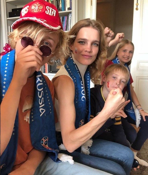 Siêu mẫu Nga Natalia Vodianova cổ vũ Anh đánh bại Croatia - ảnh 3