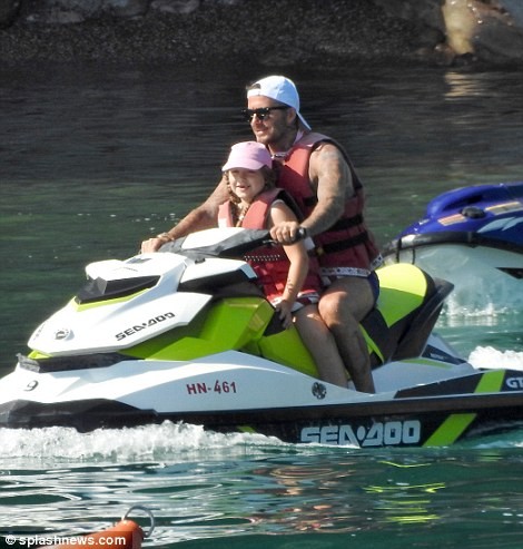 Vợ chồng David Beckham đưa các con đi tắm biển ở Croatia - ảnh 7