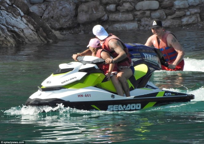 Vợ chồng David Beckham đưa các con đi tắm biển ở Croatia - ảnh 8