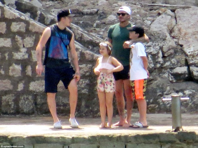 Vợ chồng David Beckham đưa các con đi tắm biển ở Croatia - ảnh 13