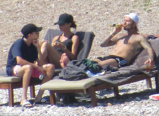 Vợ chồng David Beckham đưa các con đi tắm biển ở Croatia - ảnh 10