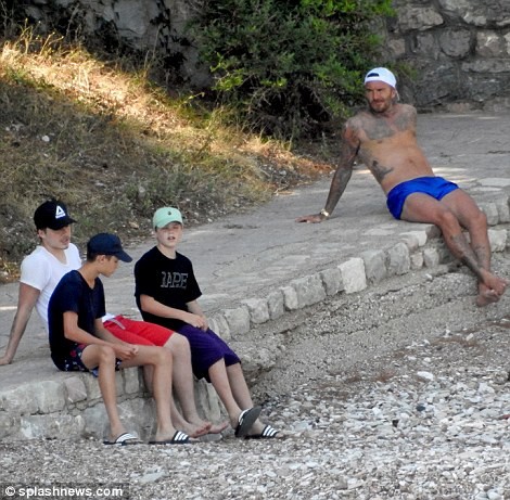 Vợ chồng David Beckham đưa các con đi tắm biển ở Croatia - ảnh 4