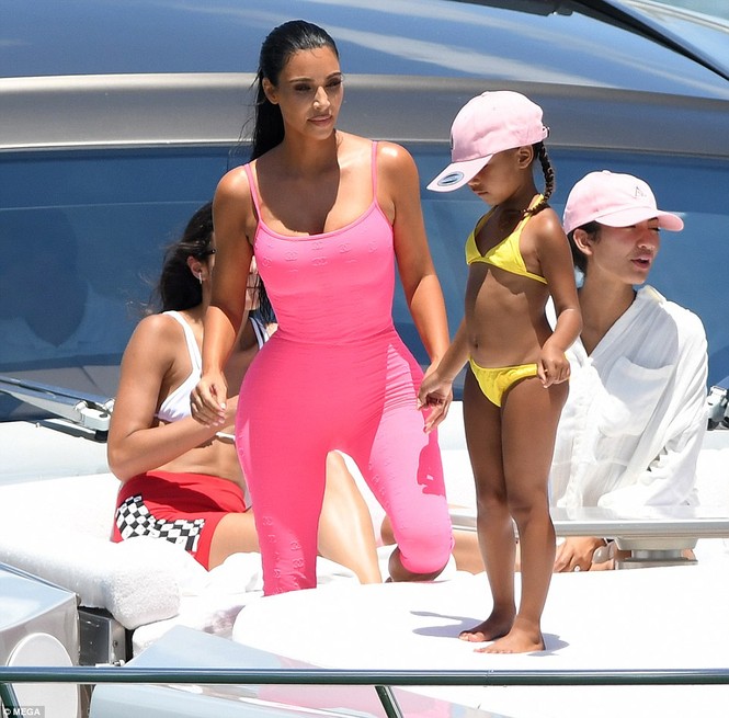 Kim ‘siêu vòng ba’ mặc bó sát đi nghỉ cùng các con ở Miami - ảnh 1