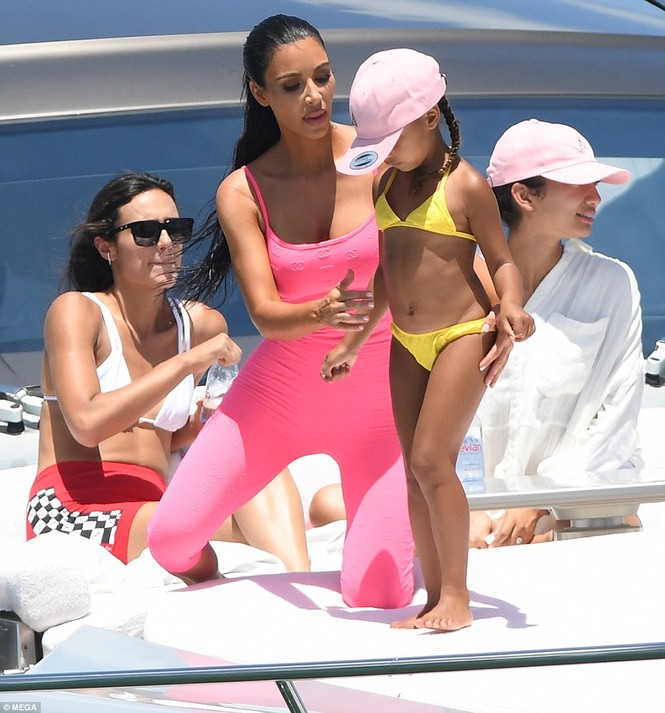 Kim ‘siêu vòng ba’ mặc bó sát đi nghỉ cùng các con ở Miami - ảnh 2