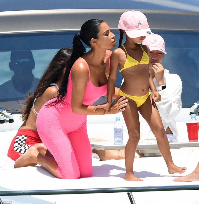 Kim ‘siêu vòng ba’ mặc bó sát đi nghỉ cùng các con ở Miami - ảnh 3
