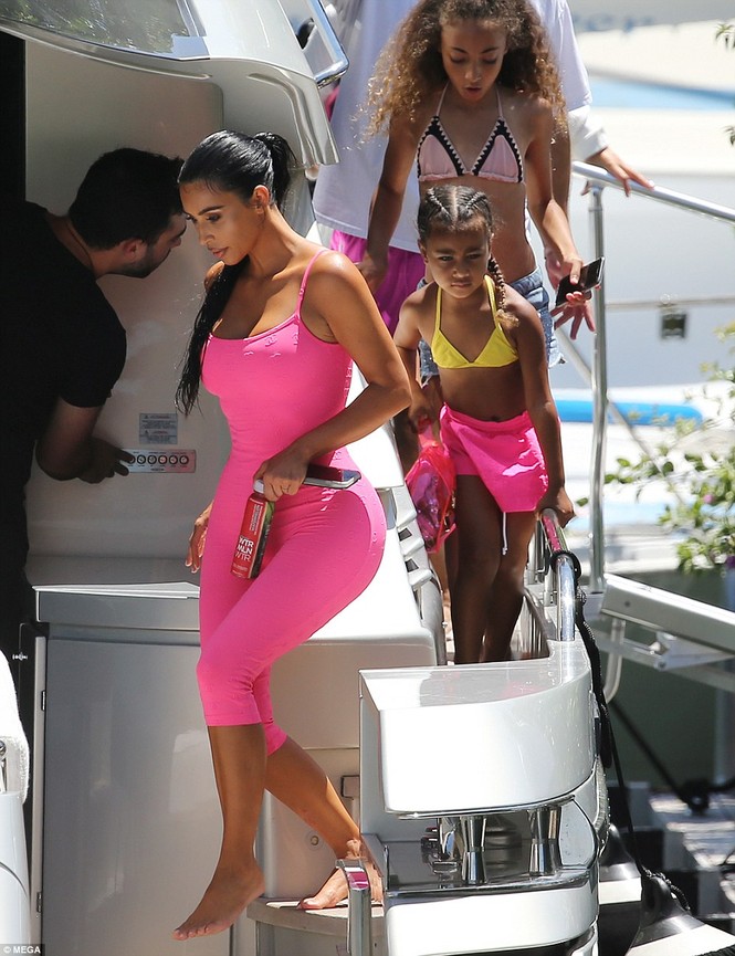Kim ‘siêu vòng ba’ mặc bó sát đi nghỉ cùng các con ở Miami - ảnh 5
