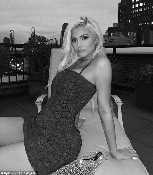 Nữ tỉ phú trẻ 21 tuổi Kylie Jenner dáng ‘đồng hồ cát’ với đầm đỏ siêu ngắn - ảnh 8