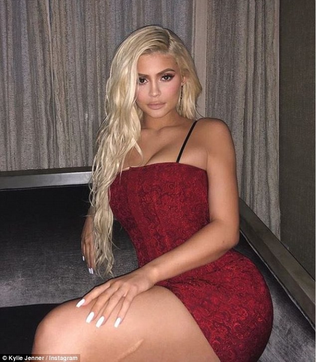 Nữ tỉ phú trẻ 21 tuổi Kylie Jenner dáng ‘đồng hồ cát’ với đầm đỏ siêu ngắn - ảnh 5