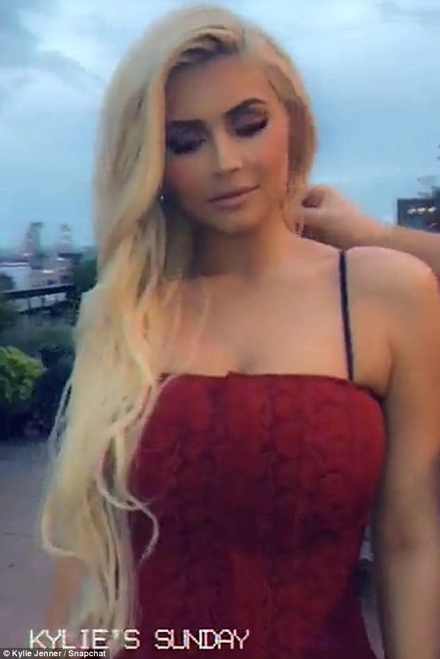 Nữ tỉ phú trẻ 21 tuổi Kylie Jenner dáng ‘đồng hồ cát’ với đầm đỏ siêu ngắn - ảnh 7