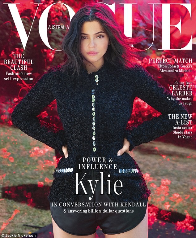 Nữ tỉ phú trẻ 21 tuổi Kylie Jenner dáng ‘đồng hồ cát’ với đầm đỏ siêu ngắn - ảnh 10