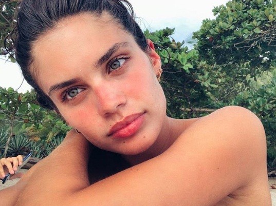 Thiên thần nội y Sara Sampaio dáng thon hút mắt ở Costa Rica - ảnh 8