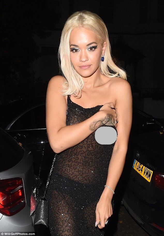 Rita Ora mải giữ váy vì trót mặc xuyên thấu hớ hênh - ảnh 3