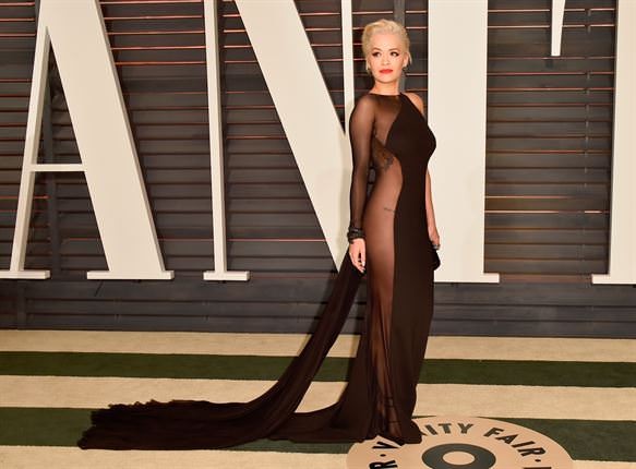 Rita Ora mải giữ váy vì trót mặc xuyên thấu hớ hênh - ảnh 9
