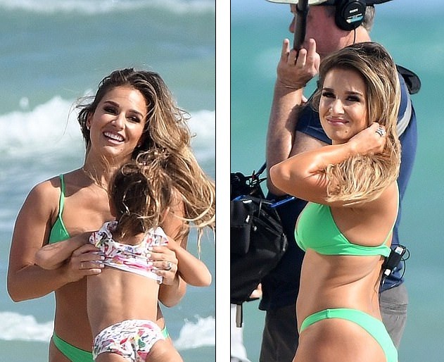 Ca sĩ Mỹ Jessie James Decker sinh 3 con vẫn vô cùng nóng bỏng - ảnh 8