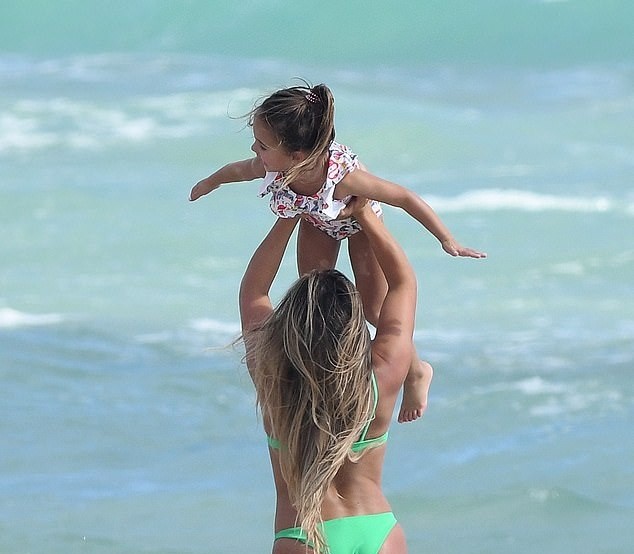 Ca sĩ Mỹ Jessie James Decker sinh 3 con vẫn vô cùng nóng bỏng - ảnh 9