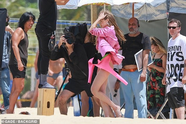 Gigi Hadid không nội y, tươi như hoa khi chụp ảnh ở Brazil - ảnh 4