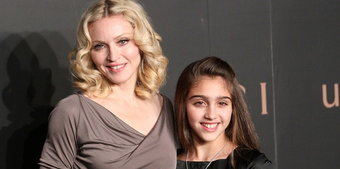 Con gái đôi mươi của ‘nữ hoàng nhạc pop’ Madonna lộ ngực táo bạo - ảnh 9