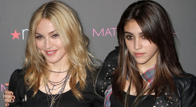 Con gái đôi mươi của ‘nữ hoàng nhạc pop’ Madonna lộ ngực táo bạo - ảnh 7