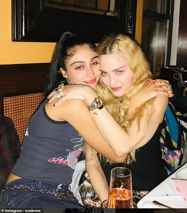 Con gái đôi mươi của ‘nữ hoàng nhạc pop’ Madonna lộ ngực táo bạo - ảnh 5