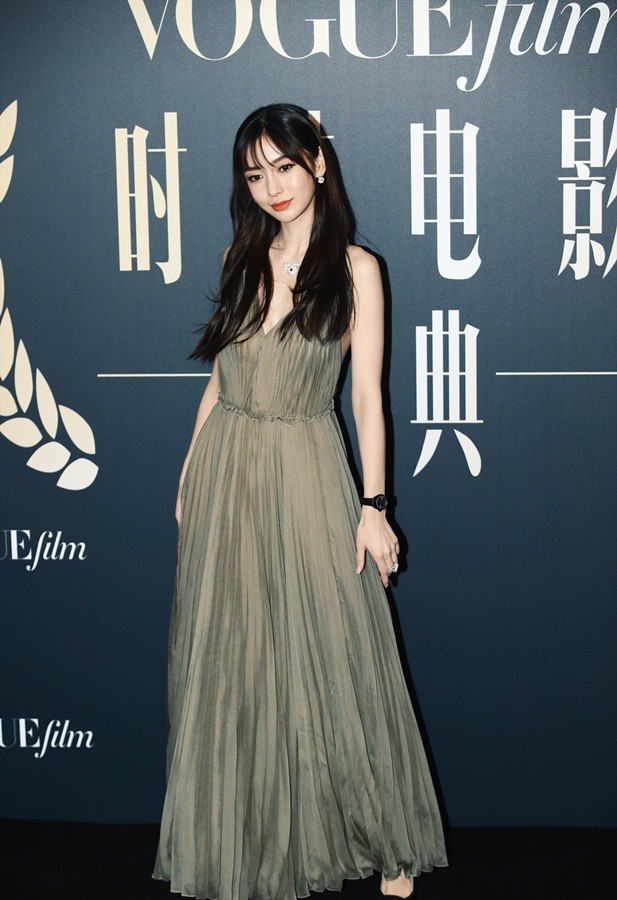 'Gái một con' Angelababy eo thon, chân dài hút mắt - ảnh 23