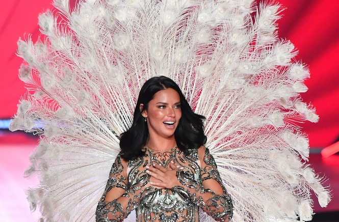 Những hình ảnh mê hồn suốt 19 năm của thiên thần nội y Adriana Lima - ảnh 17
