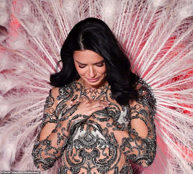 Những hình ảnh mê hồn suốt 19 năm của thiên thần nội y Adriana Lima - ảnh 18