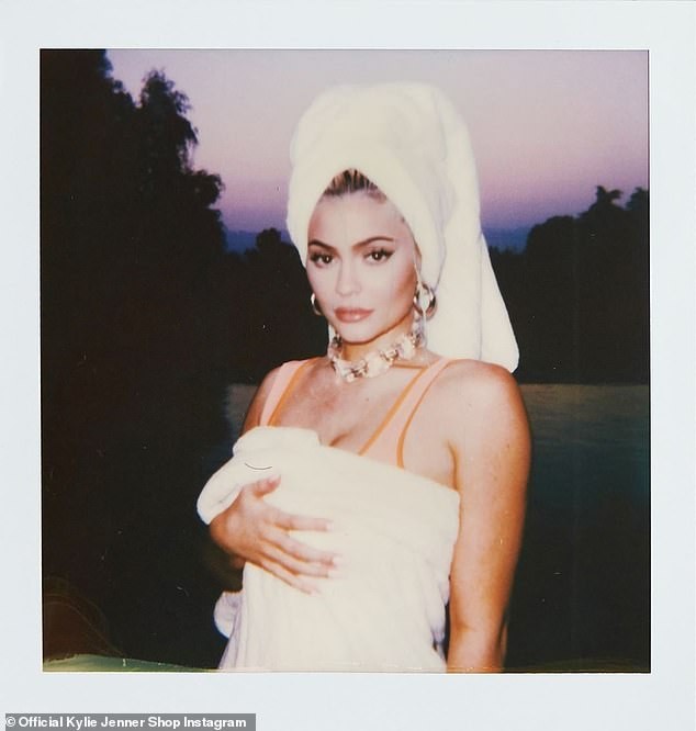 Em út nhà Kim Kardashian tung ảnh lịch 2019 quyến rũ hút hồn - ảnh 5