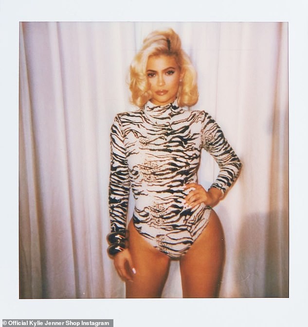 Em út nhà Kim Kardashian tung ảnh lịch 2019 quyến rũ hút hồn - ảnh 6