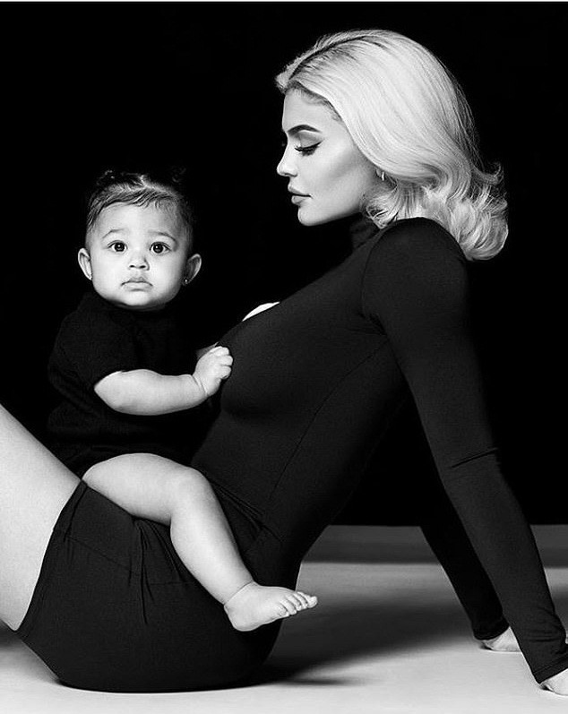 Em út nhà Kim Kardashian tung ảnh lịch 2019 quyến rũ hút hồn - ảnh 11