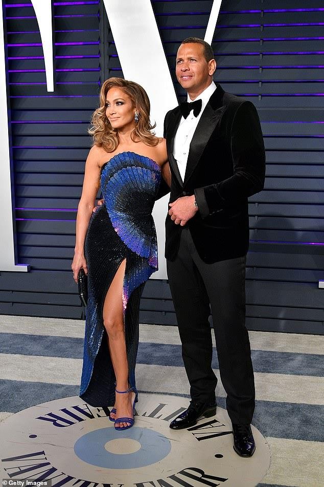 Jennifer Lopez diện đầm xẻ cao quyến rũ bên tình trẻ tại tiệc Oscar - ảnh 2