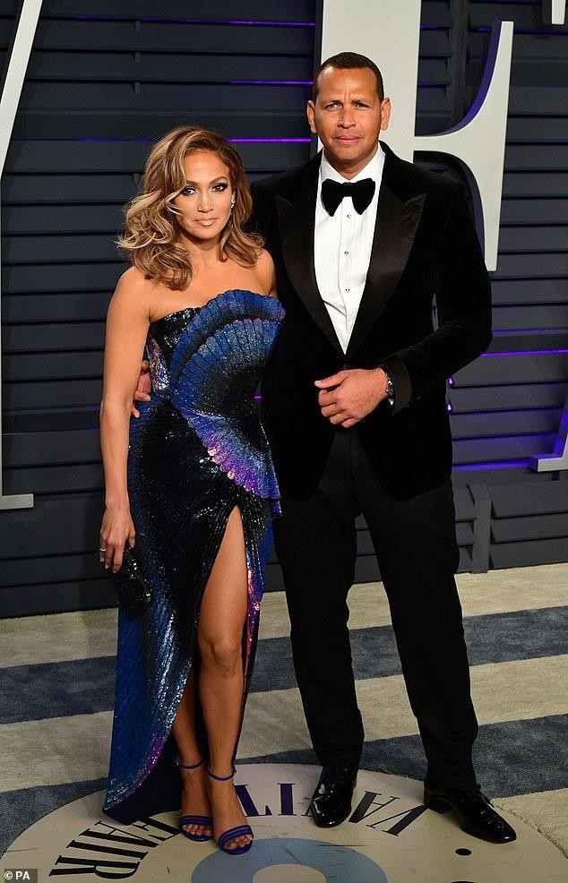 Jennifer Lopez diện đầm xẻ cao quyến rũ bên tình trẻ tại tiệc Oscar - ảnh 1