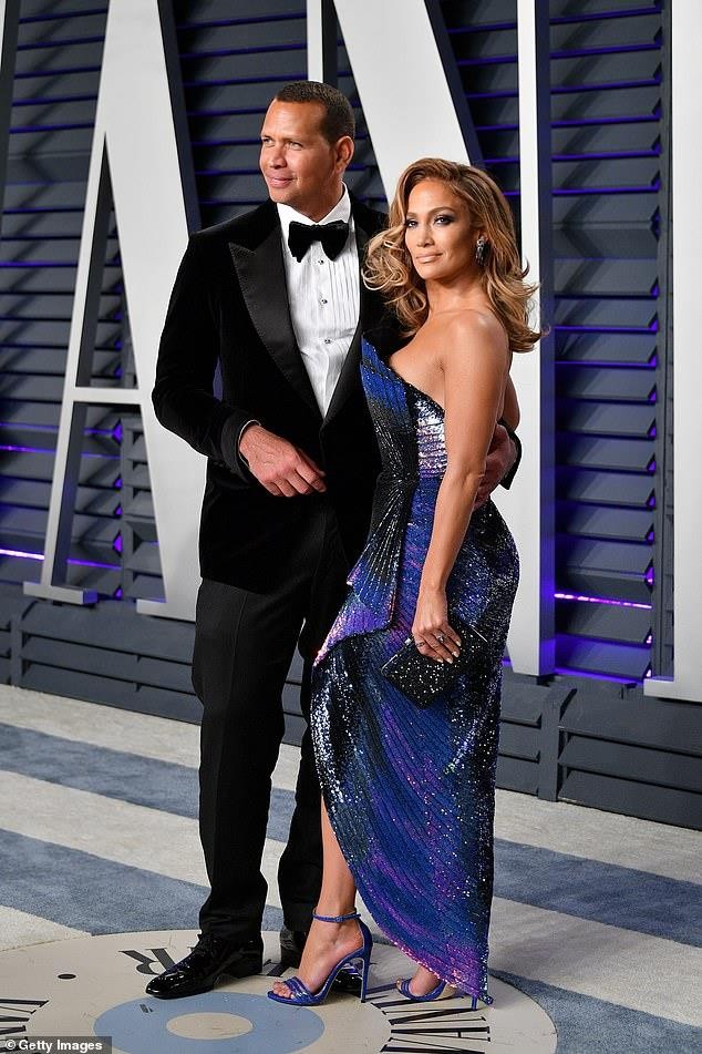 Jennifer Lopez diện đầm xẻ cao quyến rũ bên tình trẻ tại tiệc Oscar - ảnh 4