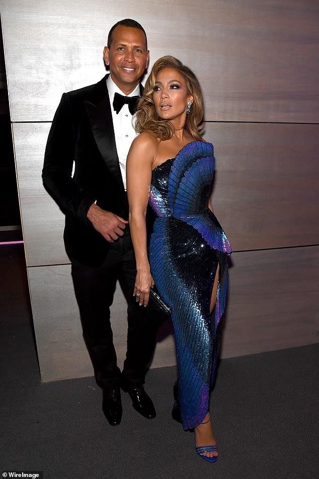 Jennifer Lopez diện đầm xẻ cao quyến rũ bên tình trẻ tại tiệc Oscar - ảnh 9