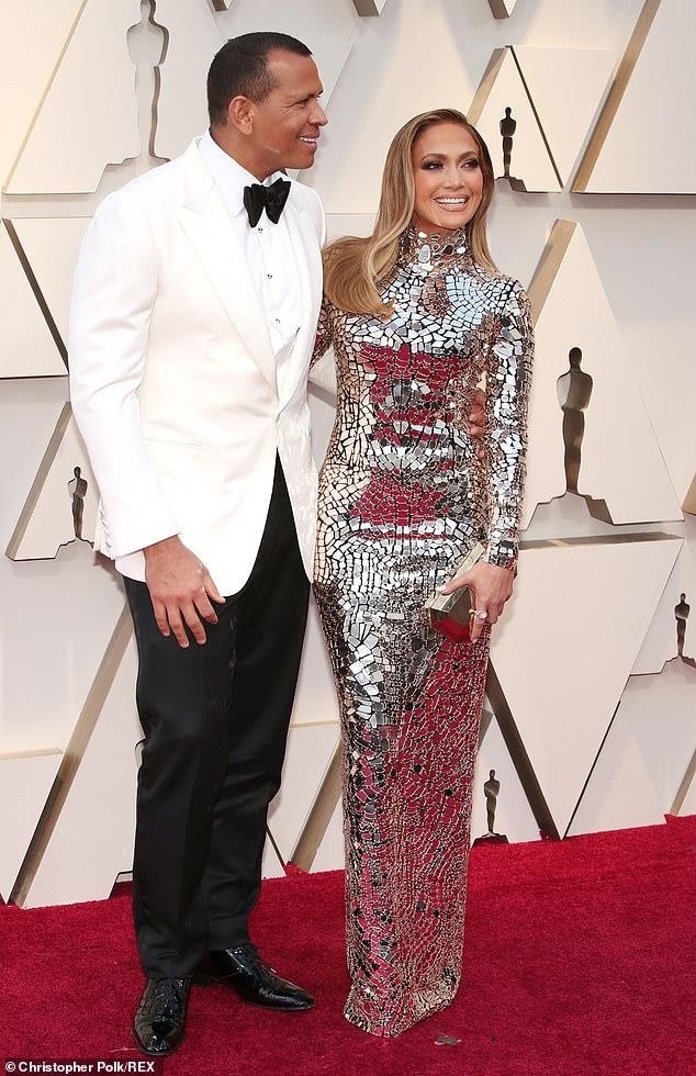 Jennifer Lopez diện đầm xẻ cao quyến rũ bên tình trẻ tại tiệc Oscar - ảnh 11