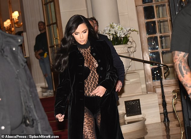 Kim Kardashian mặc xuyên thấu táo bạo dạo phố Paris - ảnh 8