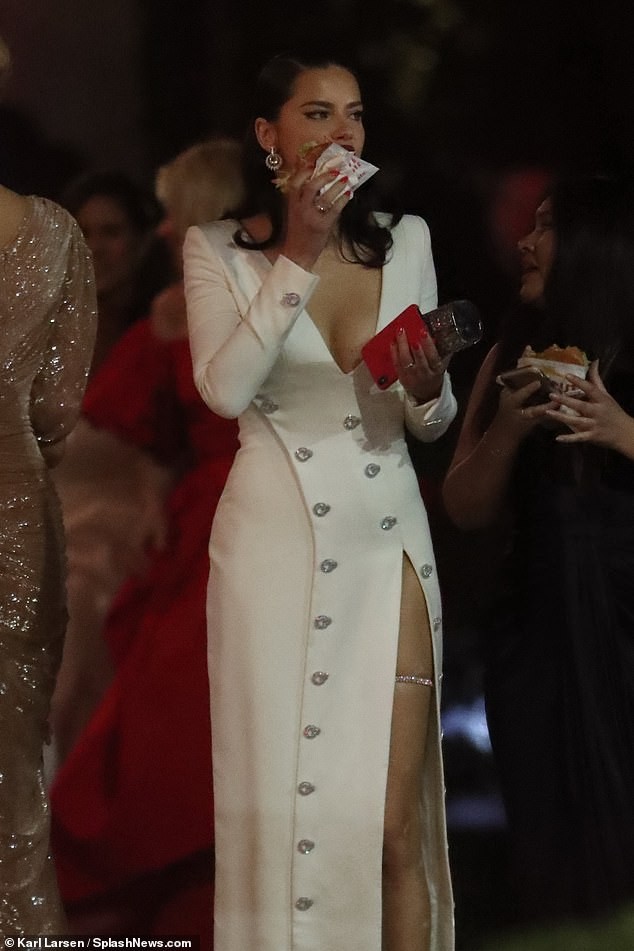 Say đắm đường cong nảy nở của mỹ nhân Adriana Lima - ảnh 11