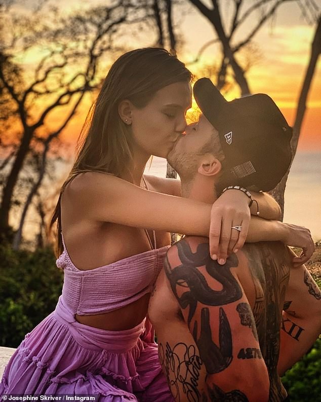 Thiên thần nội y Josephine Skriver siêu quyến rũ ở lễ hội âm nhạc Mỹ - ảnh 6