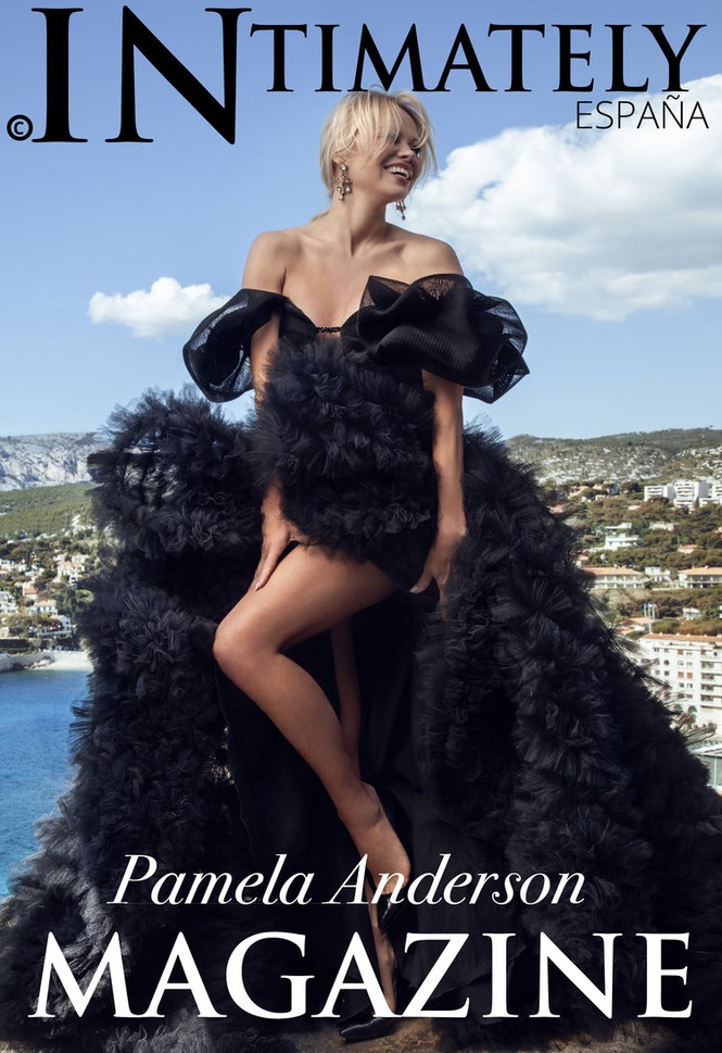 'Quả bom gợi cảm' Pamela Anderson rực lửa bên tình trẻ kém 18 tuổi - ảnh 12