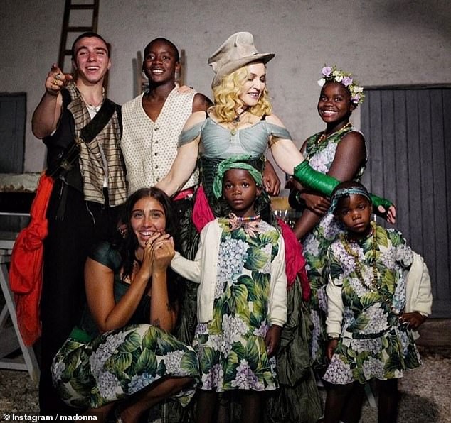 Madonna 60 tuổi vẫn quá đẹp và quyến rũ - ảnh 4